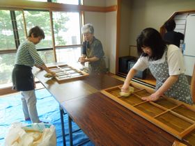 和室の障子張り替え作業